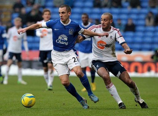 Bolton Wandererers' Darren Pratley (R) takes on Everton's Leon Osman on January 26, 2013